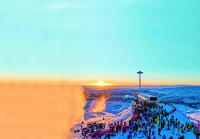 众多游客在新疆阿勒泰将军山国际滑雪度假区山顶拍照“追夕阳”.jpg